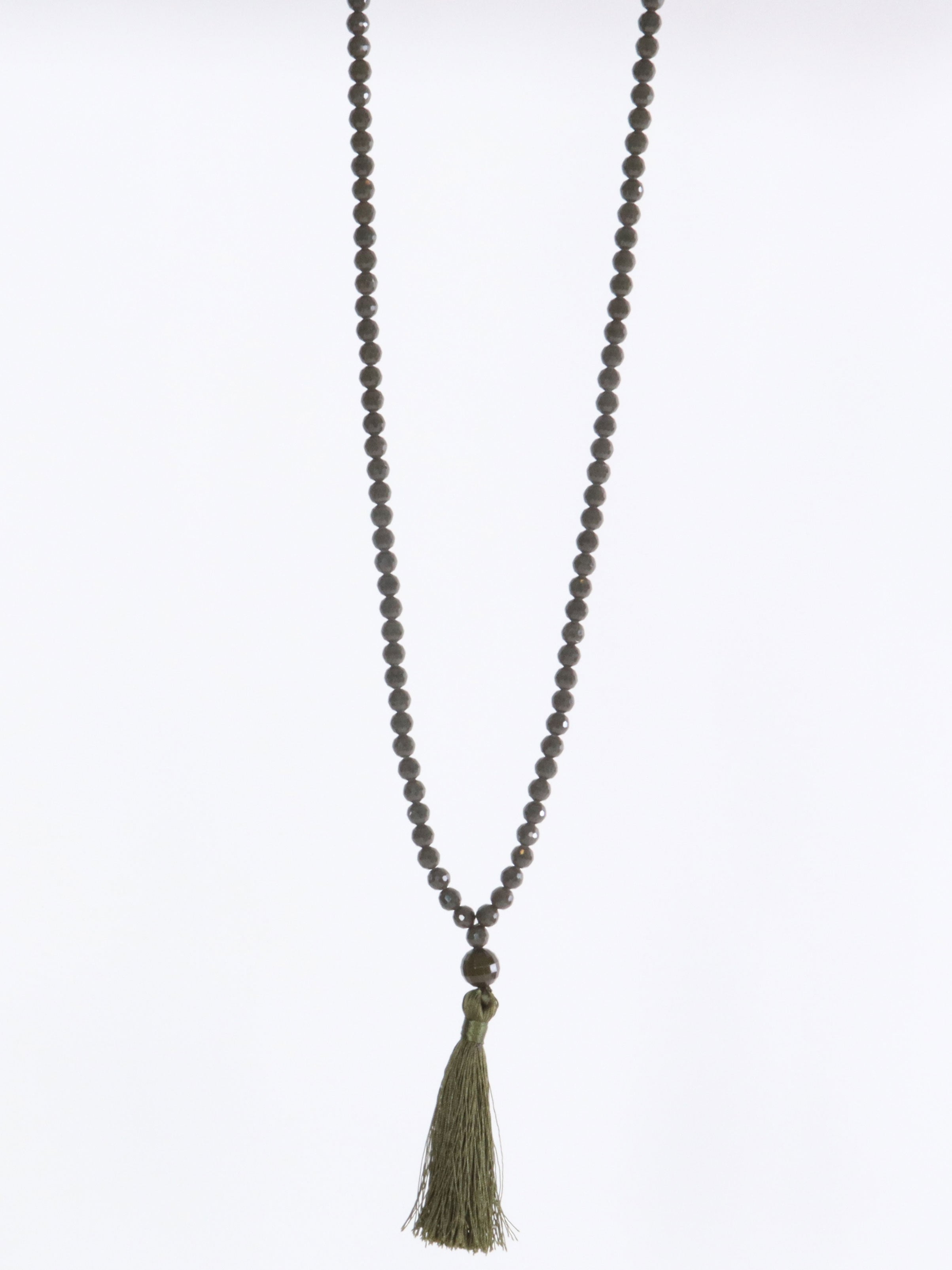 Maja - Armégrönt enkelt pärlhalsband med tofs